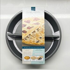 Chicago Metallic Split Decision Pie Pan